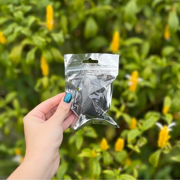 NWT Sassy + Chic Charcoal Beauty Blender - Picture 3 of 6